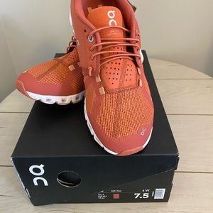 On Cloud womans 7.5 chili/rust sneakers